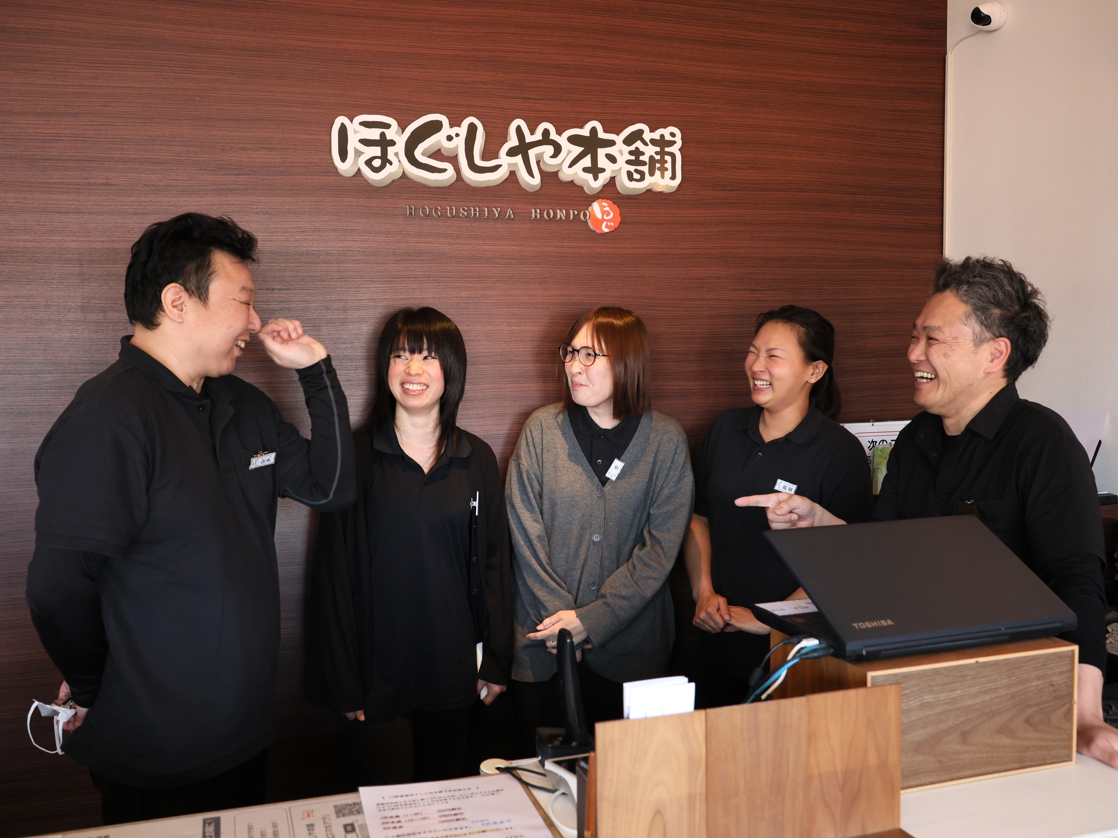 マッサージ店のスタッフと施術の様子